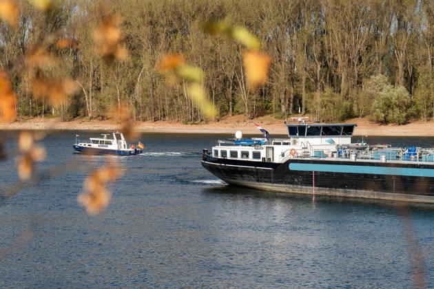 Havarierter Tanker mit 250 Tonnen Wasserstoff frei vierte Festfahrung auf dem Rhein Begleitung durch WSA und Wasserschutzpolizei Am 11.10.2026 gegen 07:00 Uhr fuhr sich ein Tankmotorschiff auf dem Rhein bei Ludwigshöhe in Höhe von Rheinkilometer 474,00 fest. Das Schiff war mit 250 Tonnen Wasserstoff beladen, auf Talfahrt und kam an der linksrheinischen Seite der Fahrrinne fest. Es war die vierte Festfahrung von Großfahrzeugen in diesem Bereich seit dem Vormittag des 10.10.2026. Im Laufe des Nachmittags befreite sich das Schiff, fuhr zunächst weiter nach Nierstein, wendete dort und fuhr zurück, begleitet von einem Arbeitsschiff des WSA Rhein und der Wasserschutzpolizei. Nierstein BWS Rhein Rheinland-Pfalz Deutschland