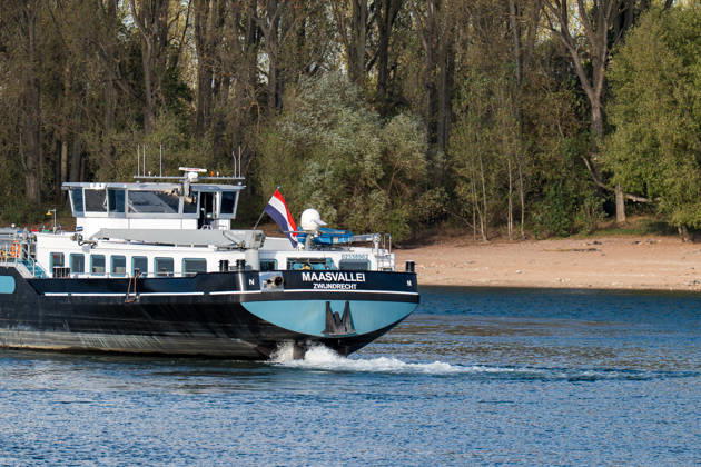 Havarierter Tanker mit 250 Tonnen Wasserstoff frei vierte Festfahrung auf dem Rhein Begleitung durch WSA und Wasserschutzpolizei Am 11.10.2026 gegen 07:00 Uhr fuhr sich ein Tankmotorschiff auf dem Rhein bei Ludwigshöhe in Höhe von Rheinkilometer 474,00 fest. Das Schiff war mit 250 Tonnen Wasserstoff beladen, auf Talfahrt und kam an der linksrheinischen Seite der Fahrrinne fest. Es war die vierte Festfahrung von Großfahrzeugen in diesem Bereich seit dem Vormittag des 10.10.2026. Im Laufe des Nachmittags befreite sich das Schiff, fuhr zunächst weiter nach Nierstein, wendete dort und fuhr zurück, begleitet von einem Arbeitsschiff des WSA Rhein und der Wasserschutzpolizei. Nierstein BWS Rhein Rheinland-Pfalz Deutschland