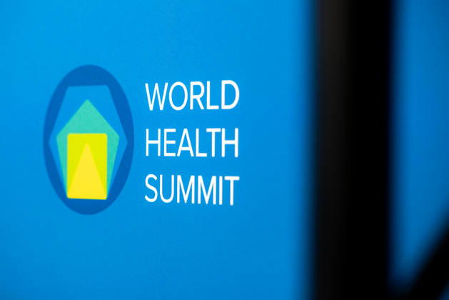 World Health Summit 2026 globalen Gesundheitspolitik. Deutschland, Berlin am 11. Oktober 2026: Die Schrift an der Wand der Hauptbühne mit World Health Summit auf blauen Hintergrund.