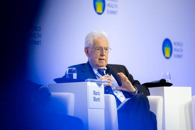 World Health Summit 2026 Weltgesundheitsgipfel. Deutschland, Berlin am 11. Oktober 2026: Der ehemalige italienische Ministerpräsident Prof. Dr. Mario Monti während einer Podiumsdiskussion zum Thema: Präsentation der Ergebnisse der Lancet-Kommission zu globalen Gesundheitsbedrohungen des 21. Jahrhunderts Ein neuer Rahmen für die Priorisierung von Maßnahmen in einer Welt vielfältiger Bedrohungen (Präsentation der Ergebnisse der Lancet-Kommission zu globalen Gesundheitsbedrohungen des 21. Jahrhunderts Ein neuer Rahmen für die Priorisierung von Maßnahmen in einer Welt vielfältiger Bedrohungen)