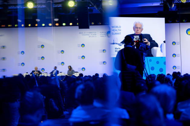 World Health Summit 2026 Weltgesundheitsgipfel. Deutschland, Berlin am 11. Oktober 2026: Der ehemalige italienische Ministerpräsident Prof. Dr. Mario Monti während einer Podiumsdiskussion zum Thema: Präsentation der Ergebnisse der Lancet-Kommission zu globalen Gesundheitsbedrohungen des 21. Jahrhunderts Ein neuer Rahmen für die Priorisierung von Maßnahmen in einer Welt vielfältiger Bedrohungen (Präsentation der Ergebnisse der Lancet-Kommission zu globalen Gesundheitsbedrohungen des 21. Jahrhunderts Ein neuer Rahmen für die Priorisierung von Maßnahmen in einer Welt vielfältiger Bedrohungen)