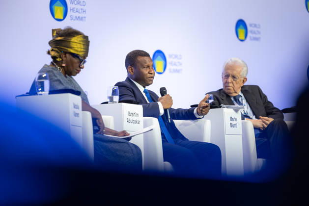 World Health Summit 2026 Weltgesundheitsgipfel. Deutschland, Berlin am 11. Oktober 2026: Der ehemalige italienische Ministerpräsident Prof. Dr. Mario Monti während einer Podiumsdiskussion mit Prof. Dr. Ibrahim Abubakar, Vize-Prorektor für Gesundheit und Professor für Epidemiologie von Infektionskrankheiten am University College London (UCL) und Dr. Natalia Kanem, Co-Vorsitzende der Lancet-Kommission zu globalen Gesundheitsbedrohungen und ehemalige Exekutivdirektorin des UN-Bevölkerungsfonds (UNFPA) zum Thema: Präsentation der Ergebnisse der Lancet-Kommission zu globalen Gesundheitsbedrohungen des 21. Jahrhunderts Ein neuer Rahmen für die Priorisierung von Maßnahmen in einer Welt vielfältiger Bedrohungen (Präsentation der
