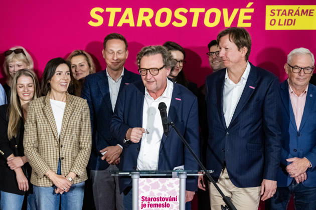 Petr Hlavacek (middle), a candidate for Mayor of Prague, speaks at a press conference held by the Prague chapter of STAN following the first meeting of the newly elected council caucus in Prague, on October 11, 2026. The second from right is Antonin Klecanda, chairman of Starostove Praha, the fifth form left is PM Karel Dvorak. (CTKxPhoto VitxSimanek) CTKPhotoP2026101106328  CTKPhotoP2026101106328