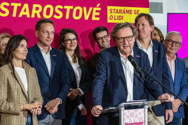 Petr Hlavacek (middle), a candidate for Mayor of Prague, speaks at a press conference held by the Prague chapter of STAN following the first meeting of the newly elected council caucus in Prague, on October 11, 2026. The third from right is Antonin Klecanda, chairman of Starostove Praha, the third form left is PM Karel Dvorak. (CTKxPhoto VitxSimanek) CTKPhotoP2026101106353  CTKPhotoP2026101106353