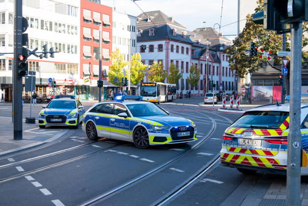 Person bei mutmaßlichem Gewaltdelikt in Mainz schwer verletzt Polizeigroßeinsatz und umfangreiche Fahndungsmaßnahmen Am Sonntag, dem 11. Oktober 2026, kam es gegen 16:55 Uhr im Bereich der Gärtnergasse und der Mittleren Bleiche in der Mainzer Innenstadt zu einem größeren Polizeieinsatz. Eine Person wurde nach ersten Informationen schwer verletzt und nach notärztlicher Versorgung unter Polizeibegleitung in die Universitätsmedizin Mainz transportiert. Zahlreiche uniformierte und zivile Polizeikräfte sperrten Teile der Innenstadt ab, sicherten Gegenstände, dokumentierten Spuren und führten Fahndungsmaßnahmen durch. Im Bereich der Mittleren Bleiche wurden umfangreiche Blutspuren festgestellt. Die Sperrungen beeinträchtigten den