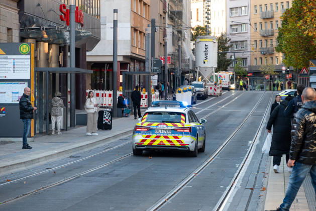 Person bei mutmaßlichem Gewaltdelikt in Mainz schwer verletzt Polizeigroßeinsatz und umfangreiche Fahndungsmaßnahmen Am Sonntag, dem 11. Oktober 2026, kam es gegen 16:55 Uhr im Bereich der Gärtnergasse und der Mittleren Bleiche in der Mainzer Innenstadt zu einem größeren Polizeieinsatz. Eine Person wurde nach ersten Informationen schwer verletzt und nach notärztlicher Versorgung unter Polizeibegleitung in die Universitätsmedizin Mainz transportiert. Zahlreiche uniformierte und zivile Polizeikräfte sperrten Teile der Innenstadt ab, sicherten Gegenstände, dokumentierten Spuren und führten Fahndungsmaßnahmen durch. Im Bereich der Mittleren Bleiche wurden umfangreiche Blutspuren festgestellt. Die Sperrungen beeinträchtigten den