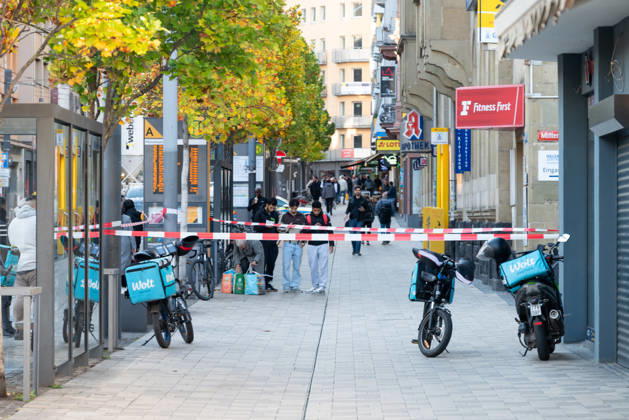 Person bei mutmaßlichem Gewaltdelikt in Mainz schwer verletzt Polizeigroßeinsatz und umfangreiche Fahndungsmaßnahmen Am Sonntag, dem 11. Oktober 2026, kam es gegen 16:55 Uhr im Bereich der Gärtnergasse und der Mittleren Bleiche in der Mainzer Innenstadt zu einem größeren Polizeieinsatz. Eine Person wurde nach ersten Informationen schwer verletzt und nach notärztlicher Versorgung unter Polizeibegleitung in die Universitätsmedizin Mainz transportiert. Zahlreiche uniformierte und zivile Polizeikräfte sperrten Teile der Innenstadt ab, sicherten Gegenstände, dokumentierten Spuren und führten Fahndungsmaßnahmen durch. Im Bereich der Mittleren Bleiche wurden umfangreiche Blutspuren festgestellt. Die Sperrungen beeinträchtigten den