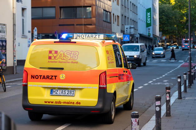 Person bei mutmaßlichem Gewaltdelikt in Mainz schwer verletzt Polizeigroßeinsatz und umfangreiche Fahndungsmaßnahmen Am Sonntag, dem 11. Oktober 2026, kam es gegen 16:55 Uhr im Bereich der Gärtnergasse und der Mittleren Bleiche in der Mainzer Innenstadt zu einem größeren Polizeieinsatz. Eine Person wurde nach ersten Informationen schwer verletzt und nach notärztlicher Versorgung unter Polizeibegleitung in die Universitätsmedizin Mainz transportiert. Zahlreiche uniformierte und zivile Polizeikräfte sperrten Teile der Innenstadt ab, sicherten Gegenstände, dokumentierten Spuren und führten Fahndungsmaßnahmen durch. Im Bereich der Mittleren Bleiche wurden umfangreiche Blutspuren festgestellt. Die Sperrungen beeinträchtigten den