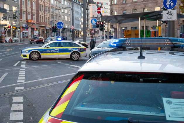 Person bei mutmaßlichem Gewaltdelikt in Mainz schwer verletzt Polizeigroßeinsatz und umfangreiche Fahndungsmaßnahmen Am Sonntag, dem 11. Oktober 2026, kam es gegen 16:55 Uhr im Bereich der Gärtnergasse und der Mittleren Bleiche in der Mainzer Innenstadt zu einem größeren Polizeieinsatz. Eine Person wurde nach ersten Informationen schwer verletzt und nach notärztlicher Versorgung unter Polizeibegleitung in die Universitätsmedizin Mainz transportiert. Zahlreiche uniformierte und zivile Polizeikräfte sperrten Teile der Innenstadt ab, sicherten Gegenstände, dokumentierten Spuren und führten Fahndungsmaßnahmen durch. Im Bereich der Mittleren Bleiche wurden umfangreiche Blutspuren festgestellt. Die Sperrungen beeinträchtigten den