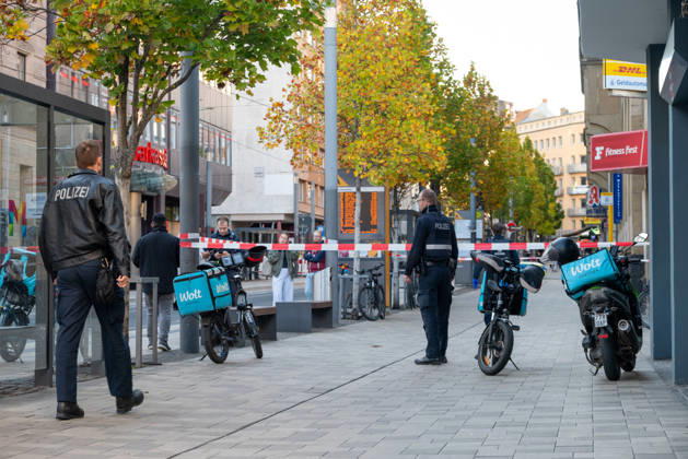 Person bei mutmaßlichem Gewaltdelikt in Mainz schwer verletzt Polizeigroßeinsatz und umfangreiche Fahndungsmaßnahmen Am Sonntag, dem 11. Oktober 2026, kam es gegen 16:55 Uhr im Bereich der Gärtnergasse und der Mittleren Bleiche in der Mainzer Innenstadt zu einem größeren Polizeieinsatz. Eine Person wurde nach ersten Informationen schwer verletzt und nach notärztlicher Versorgung unter Polizeibegleitung in die Universitätsmedizin Mainz transportiert. Zahlreiche uniformierte und zivile Polizeikräfte sperrten Teile der Innenstadt ab, sicherten Gegenstände, dokumentierten Spuren und führten Fahndungsmaßnahmen durch. Im Bereich der Mittleren Bleiche wurden umfangreiche Blutspuren festgestellt. Die Sperrungen beeinträchtigten den