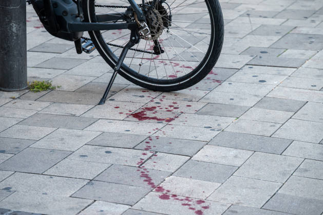 Person bei mutmaßlichem Gewaltdelikt in Mainz schwer verletzt Polizeigroßeinsatz und umfangreiche Fahndungsmaßnahmen Am Sonntag, dem 11. Oktober 2026, kam es gegen 16:55 Uhr im Bereich der Gärtnergasse und der Mittleren Bleiche in der Mainzer Innenstadt zu einem größeren Polizeieinsatz. Eine Person wurde nach ersten Informationen schwer verletzt und nach notärztlicher Versorgung unter Polizeibegleitung in die Universitätsmedizin Mainz transportiert. Zahlreiche uniformierte und zivile Polizeikräfte sperrten Teile der Innenstadt ab, sicherten Gegenstände, dokumentierten Spuren und führten Fahndungsmaßnahmen durch. Im Bereich der Mittleren Bleiche wurden umfangreiche Blutspuren festgestellt. Die Sperrungen beeinträchtigten den