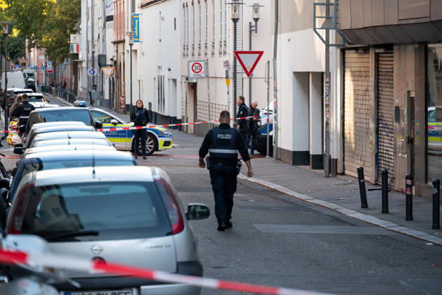 Person bei mutmaßlichem Gewaltdelikt in Mainz schwer verletzt Polizeigroßeinsatz und umfangreiche Fahndungsmaßnahmen Am Sonntag, dem 11. Oktober 2026, kam es gegen 16:55 Uhr im Bereich der Gärtnergasse und der Mittleren Bleiche in der Mainzer Innenstadt zu einem größeren Polizeieinsatz. Eine Person wurde nach ersten Informationen schwer verletzt und nach notärztlicher Versorgung unter Polizeibegleitung in die Universitätsmedizin Mainz transportiert. Zahlreiche uniformierte und zivile Polizeikräfte sperrten Teile der Innenstadt ab, sicherten Gegenstände, dokumentierten Spuren und führten Fahndungsmaßnahmen durch. Im Bereich der Mittleren Bleiche wurden umfangreiche Blutspuren festgestellt. Die Sperrungen beeinträchtigten den