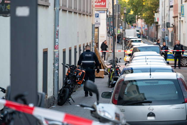 Person bei mutmaßlichem Gewaltdelikt in Mainz schwer verletzt Polizeigroßeinsatz und umfangreiche Fahndungsmaßnahmen Am Sonntag, dem 11. Oktober 2026, kam es gegen 16:55 Uhr im Bereich der Gärtnergasse und der Mittleren Bleiche in der Mainzer Innenstadt zu einem größeren Polizeieinsatz. Eine Person wurde nach ersten Informationen schwer verletzt und nach notärztlicher Versorgung unter Polizeibegleitung in die Universitätsmedizin Mainz transportiert. Zahlreiche uniformierte und zivile Polizeikräfte sperrten Teile der Innenstadt ab, sicherten Gegenstände, dokumentierten Spuren und führten Fahndungsmaßnahmen durch. Im Bereich der Mittleren Bleiche wurden umfangreiche Blutspuren festgestellt. Die Sperrungen beeinträchtigten den