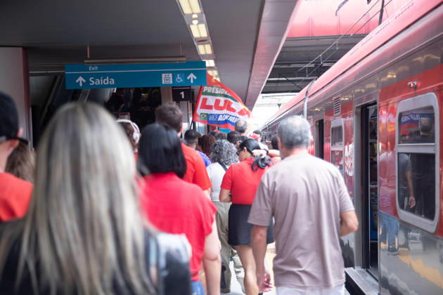 SaO PAULO, SP - 11.10.2026: ATO EM APOIO A LULA SP - Students, social movements and supporters of President Luiz Inacio Lula da Silva held an event throughout this Sunday (11) in anticipation of the second round of elections. Concentrating in front of MASP, the event continued to Praca Roosevelt, in the central area of Sao Paulo, SP. In the photo, movement at Tamanduatei station. x3028830x RodileixMorais