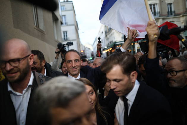 Announcement of the result for the first round of Socialist and Democratic Left primary - Paris Candidate in the Socialist (PS) and centre-left Place Publique (PP) parties primary Raphael Glucksmann arrives after the announcement of the result for the first round of voting in the primary organized by the Socialist Party, Place Publique (PP), and the Republican and Socialist Left, ahead of France s 2027 presidential election, at Solaris in Paris, France on October 11, 2026. Candidate in the Socialist (PS) and centre-left Place Publique (PP) parties primary ahead of France s 2027 presidential election and MEP Raphaël Glucksmann was elected on October 11 2026. Photo by Raphael Lafargue ABACAPRESS.COM Paris France Copyright: xLafarguexRaphael ABACAx