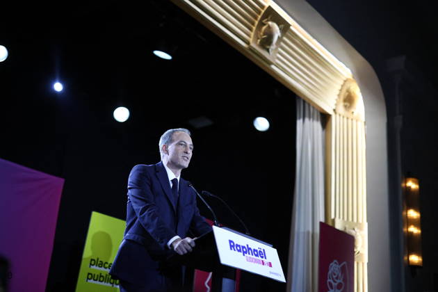 Announcement of the result for the first round of Socialist and Democratic Left primary - Paris Candidate in the Socialist (PS) and centre-left Place Publique (PP) parties primary Raphael Glucksmann delievers a speech after the announcement of the result for the first round of voting in the primary organized by the Socialist Party, Place Publique (PP), and the Republican and Socialist Left, ahead of France s 2027 presidential election, at Solaris in Paris, France on October 11, 2026. Candidate in the Socialist (PS) and centre-left Place Publique (PP) parties primary ahead of France s 2027 presidential election and MEP Raphaël Glucksmann was elected on October 11 2026. Photo by Raphael Lafargue ABACAPRESS.COM Paris France  Copyright: xLafarguexRaphael ABACAx