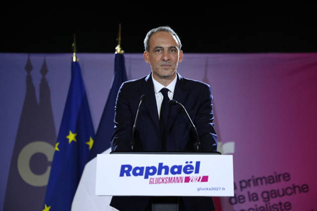 Announcement of the result for the first round of Socialist and Democratic Left primary - Paris Candidate in the Socialist (PS) and centre-left Place Publique (PP) parties primary Raphael Glucksmann delievers a speech after the announcement of the result for the first round of voting in the primary organized by the Socialist Party, Place Publique (PP), and the Republican and Socialist Left, ahead of France s 2027 presidential election, at Solaris in Paris, France on October 11, 2026. Candidate in the Socialist (PS) and centre-left Place Publique (PP) parties primary ahead of France s 2027 presidential election and MEP Raphaël Glucksmann was elected on October 11 2026. Photo by Raphael Lafargue ABACAPRESS.COM Paris France  Copyright: xLafarguexRaphael ABACAx