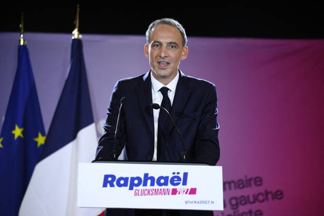 Announcement of the result for the first round of Socialist and Democratic Left primary - Paris Candidate in the Socialist (PS) and centre-left Place Publique (PP) parties primary Raphael Glucksmann delievers a speech after the announcement of the result for the first round of voting in the primary organized by the Socialist Party, Place Publique (PP), and the Republican and Socialist Left, ahead of France s 2027 presidential election, at Solaris in Paris, France on October 11, 2026. Candidate in the Socialist (PS) and centre-left Place Publique (PP) parties primary ahead of France s 2027 presidential election and MEP Raphaël Glucksmann was elected on October 11 2026. Photo by Raphael Lafargue ABACAPRESS.COM Paris France Copyright: xLafarguexRaphael ABACAx