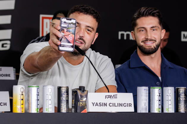 11.10.2026. Essen. Yasin Cilingir (l) bei der Pressekonferenz zum Fame Fighting 4 Promiboxen. Essen Atlantic Hotel Nordrhein-Westfalen Deutschland