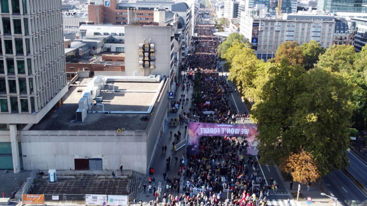 Tens of thousands march in Brussels demanding stronger climate action BRUSSELS, BELGIUM - OCTOBER 11: Demonstrators hold climate-themed placards as tens of thousands of people march through Brussels calling for stronger action against climate change and reduced dependence on fossil fuels, on October 11, 2026 in Brussels, Belgium. The protest was organized by the Belgian Climate Coalition, which brings together around 100 civil society organizations. Participants marched along major roads toward Schuman Square, home to several European Union institutions, while protesting the government s climate policies. Dursun Aydemir Anadolu Brussels Belgium. Editorial use only. Please get in touch for any other usage. Copyright: x2026xAnadoluxDursunxAydemirx