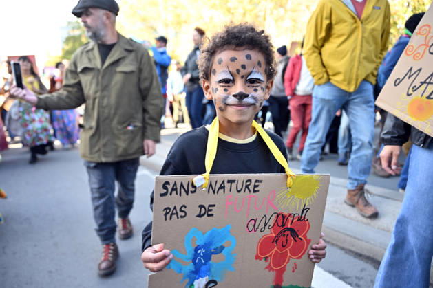 Tens of thousands march in Brussels demanding stronger climate action BRUSSELS, BELGIUM - OCTOBER 11: Demonstrators hold climate-themed placards as tens of thousands of people march through Brussels calling for stronger action against climate change and reduced dependence on fossil fuels, on October 11, 2026 in Brussels, Belgium. The protest was organized by the Belgian Climate Coalition, which brings together around 100 civil society organizations. Participants marched along major roads toward Schuman Square, home to several European Union institutions, while protesting the government s climate policies. Dursun Aydemir Anadolu Brussels Belgium. Editorial use only. Please get in touch for any other usage. Copyright: x2026xAnadoluxDursunxAydemirx