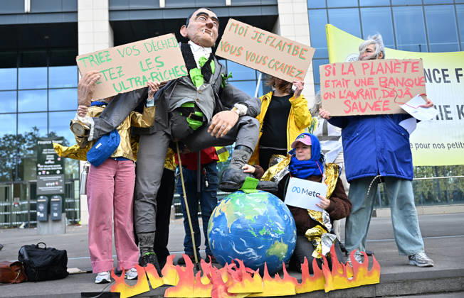 Tens of thousands march in Brussels demanding stronger climate action BRUSSELS, BELGIUM - OCTOBER 11: Demonstrators hold climate-themed placards as tens of thousands of people march through Brussels calling for stronger action against climate change and reduced dependence on fossil fuels, on October 11, 2026 in Brussels, Belgium. The protest was organized by the Belgian Climate Coalition, which brings together around 100 civil society organizations. Participants marched along major roads toward Schuman Square, home to several European Union institutions, while protesting the government s climate policies. Dursun Aydemir Anadolu Brussels Belgium. Editorial use only. Please get in touch for any other usage.  Copyright: x2026xAnadoluxDursunxAydemirx