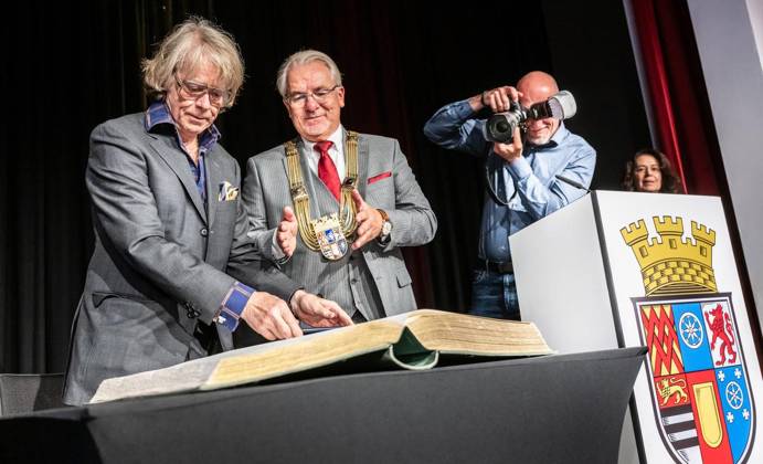 Verleihung der Ehrenbürgerschaft in Mülheim an der Ruhr an Helge Schneider ** NUR FÜR REDAKTIONELLE ZWECKE ** EDITORIAL USE ONLY **<p>Der Musiker und Komiker Helge Schneider wird am Sonntag, 11.10.2026, in der Stadthalle seiner Geburts- und Heimatstadt Mülheim an der Ruhr zum Ehrenbürger ernannt. Rechts im Bild Oberbürgermeister Marc Buchholz. Deutschland NRW Mülheim an der Ruhr Copyright: MartinxMöller