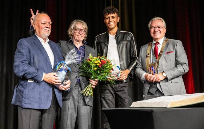 Verleihung der Ehrenbürgerschaft in Mülheim an der Ruhr an Helge Schneider ** NUR FÜR REDAKTIONELLE ZWECKE ** EDITORIAL USE ONLY **<p>Der Musiker und Komiker Helge Schneider (2.vl.) wird am Sonntag, 11.10.2026, in der Stadthalle seiner Geburts- und Heimatstadt Mülheim an der Ruhr zum Ehrenbürger ernannt. Mit im Bild: Laudator Prof. Dr. Rainer Stollmann, der Pianist Louis Philippson und Oberbürgermeister Marc Buchholz (v.l.) Deutschland NRW Mülheim an der Ruhr Copyright: MartinxMöller