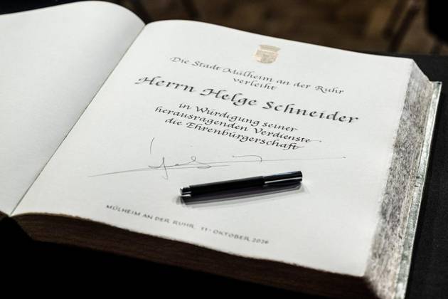 Verleihung der Ehrenbürgerschaft in Mülheim an der Ruhr an Helge Schneider ** NUR FÜR REDAKTIONELLE ZWECKE ** EDITORIAL USE ONLY **<p>Eintrag des Musikers Helge Schneider ins Goldene Buch der Stadt Mülheim an der Ruhr. Am Sonntag, 11.10.2026, wurde der Musiker und Komiker in seiner Heimatstadt zum Ehrenbürger ernannt. Deutschland NRW Mülheim an der Ruhr Copyright: MartinxMöller