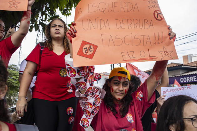 MARiLIA, SP - 11.10.2026: APOIADORES DE LULA FAZEM ATO EM MARiLIA - Supporters of presidential reelection candidate Luiz Inacio Lula da Silva held the "Act for Democracy" in the central region of Marilia, in the interior of the state of Sao Paulo, this Sunday (11). Demonstrators walked carrying flags and posters along Avenida Sampaio Vidal, the main road in the municipality, in a mobilization aimed at the second round campaign of the 2026 Elections. x3029132x AlfxRibeiro