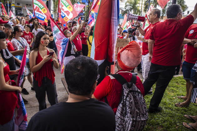 MARiLIA, SP - 11.10.2026: APOIADORES DE LULA FAZEM ATO EM MARiLIA - Supporters of presidential reelection candidate Luiz Inacio Lula da Silva held the "Act for Democracy" in the central region of Marilia, in the interior of the state of Sao Paulo, this Sunday (11). Demonstrators walked carrying flags and posters along Avenida Sampaio Vidal, the main road in the municipality, in a mobilization aimed at the second round campaign of the 2026 Elections. x3029133x AlfxRibeiro