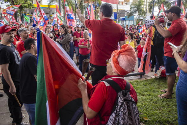 MARiLIA, SP - 11.10.2026: APOIADORES DE LULA FAZEM ATO EM MARiLIA - Supporters of presidential reelection candidate Luiz Inacio Lula da Silva held the "Act for Democracy" in the central region of Marilia, in the interior of the state of Sao Paulo, this Sunday (11). Demonstrators walked carrying flags and posters along Avenida Sampaio Vidal, the main road in the municipality, in a mobilization aimed at the second round campaign of the 2026 Elections. x3029134x AlfxRibeiro