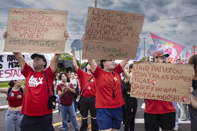 MARiLIA, SP - 11.10.2026: APOIADORES DE LULA FAZEM ATO EM MARiLIA - Supporters of presidential reelection candidate Luiz Inacio Lula da Silva held the "Act for Democracy" in the central region of Marilia, in the interior of the state of Sao Paulo, this Sunday (11). Demonstrators walked carrying flags and posters along Avenida Sampaio Vidal, the main road in the municipality, in a mobilization aimed at the second round campaign of the 2026 Elections. x3029138x AlfxRibeiro