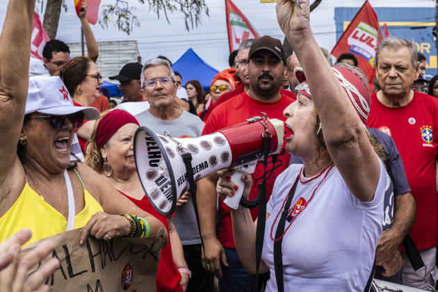 MARiLIA, SP - 11.10.2026: APOIADORES DE LULA FAZEM ATO EM MARiLIA - Supporters of presidential reelection candidate Luiz Inacio Lula da Silva held the "Act for Democracy" in the central region of Marilia, in the interior of the state of Sao Paulo, this Sunday (11). Demonstrators walked carrying flags and posters along Avenida Sampaio Vidal, the main road in the municipality, in a mobilization aimed at the second round campaign of the 2026 Elections. x3029156x AlfxRibeiro
