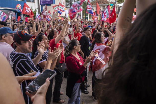 MARiLIA, SP - 11.10.2026: APOIADORES DE LULA FAZEM ATO EM MARiLIA - Supporters of presidential reelection candidate Luiz Inacio Lula da Silva held the "Act for Democracy" in the central region of Marilia, in the interior of the state of Sao Paulo, this Sunday (11). Demonstrators walked carrying flags and posters along Avenida Sampaio Vidal, the main road in the municipality, in a mobilization aimed at the second round campaign of the 2026 Elections. x3029171x  AlfxRibeiro