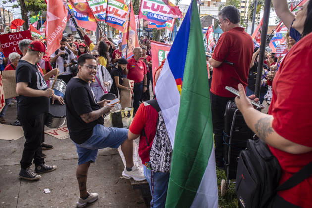 MARiLIA, SP - 11.10.2026: APOIADORES DE LULA FAZEM ATO EM MARiLIA - Supporters of presidential reelection candidate Luiz Inacio Lula da Silva held the "Act for Democracy" in the central region of Marilia, in the interior of the state of Sao Paulo, this Sunday (11). Demonstrators walked carrying flags and posters along Avenida Sampaio Vidal, the main road in the municipality, in a mobilization aimed at the second round campaign of the 2026 Elections. x3029172x  AlfxRibeiro