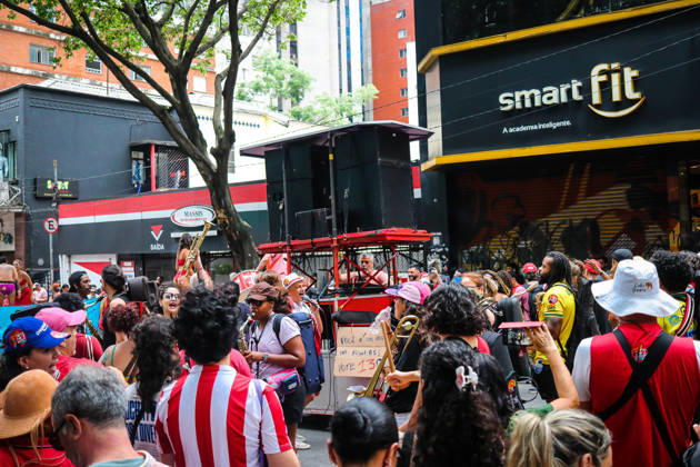 SaO PAULO, SP - 11.10.2026: LULA REuNE APOIADORES NA AVENIDA PAULISTA - Protesters gather this Sunday (11) on Avenida Paulista, in Sao Paulo (SP), during a campaign event for President Luiz Inacio Lula da Silva. The mobilization takes place in front of MASP and brings together supporters and political leaders in the second round of the 2026 Elections. x3029173x  AngÃ licaxAlves