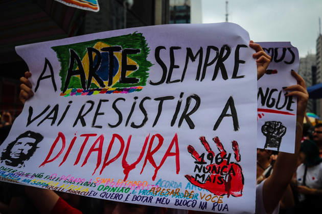 SaO PAULO, SP - 11.10.2026: LULA REuNE APOIADORES NA AVENIDA PAULISTA - Protesters gather this Sunday (11) on Avenida Paulista, in Sao Paulo (SP), during a campaign event for President Luiz Inacio Lula da Silva. The mobilization takes place in front of MASP and brings together supporters and political leaders in the second round of the 2026 Elections. x3029177x  AngÃ licaxAlves