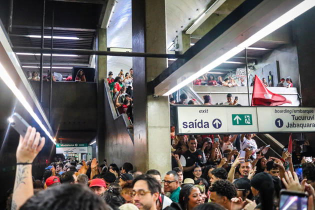SaO PAULO, SP - 11.10.2026: LULA REuNE APOIADORES NA AVENIDA PAULISTA - Protesters gather this Sunday (11) on Avenida Paulista, in Sao Paulo (SP), during a campaign event for President Luiz Inacio Lula da Silva. In the photo, the movement on line 2 green of the metro. x3029186x  AngÃ licaxAlves