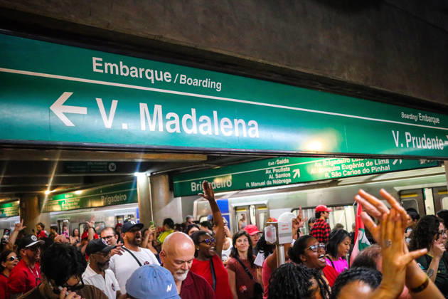 SaO PAULO, SP - 11.10.2026: LULA REuNE APOIADORES NA AVENIDA PAULISTA - Protesters gather this Sunday (11) on Avenida Paulista, in Sao Paulo (SP), during a campaign event for President Luiz Inacio Lula da Silva. In the photo, the movement on line 2 green of the metro. x3029187x  AngÃ licaxAlves