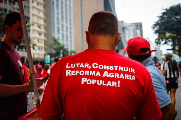 SaO PAULO, SP - 11.10.2026: LULA REuNE APOIADORES NA AVENIDA PAULISTA - Protesters gather this Sunday (11) on Avenida Paulista, in Sao Paulo (SP), during a campaign event for President Luiz Inacio Lula da Silva. The mobilization takes place in front of MASP and brings together supporters and political leaders in the second round of the 2026 Elections. x3029189x  AngÃ licaxAlves