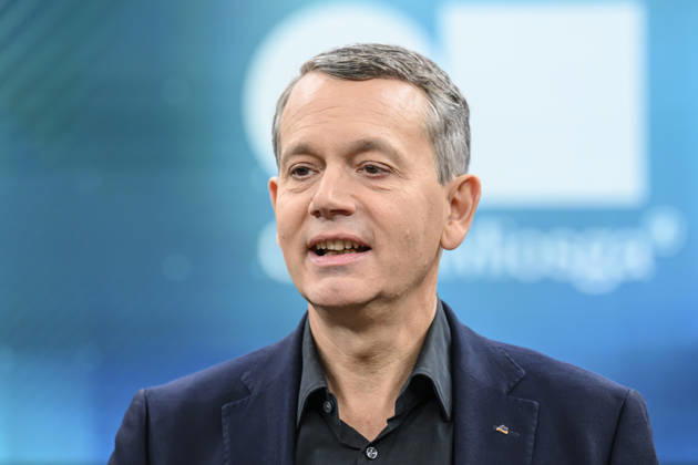 im Bild v.l.: Christoph Werner, Vorsitzender der Geschäftsführung dm-drogerie markt, GER, Berlin, Studio, zu Gast bei - Caren Miosga, Polittalk, TV, Format, Das Erste, aus Berlin Adlershof - am Studio 20, Thema: Wie kommt die Regierung aus der Krise, Herr Söder? 11.10.2026, Copyright: HMBxMedia UwexKoch