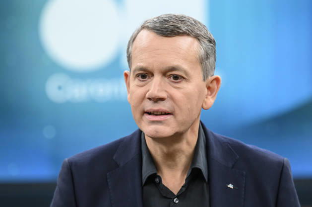 im Bild v.l.: Christoph Werner, Vorsitzender der Geschäftsführung dm-drogerie markt, GER, Berlin, Studio, zu Gast bei - Caren Miosga, Polittalk, TV, Format, Das Erste, aus Berlin Adlershof - am Studio 20, Thema: Wie kommt die Regierung aus der Krise, Herr Söder? 11.10.2026, Copyright: HMBxMedia UwexKoch