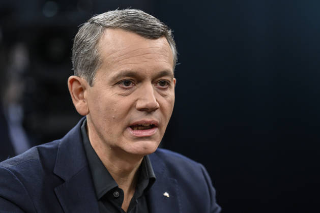 im Bild v.l.: Christoph Werner, Vorsitzender der Geschäftsführung dm-drogerie markt, GER, Berlin, Studio, zu Gast bei - Caren Miosga, Polittalk, TV, Format, Das Erste, aus Berlin Adlershof - am Studio 20, Thema: Wie kommt die Regierung aus der Krise, Herr Söder? 11.10.2026, Copyright: HMBxMedia UwexKoch