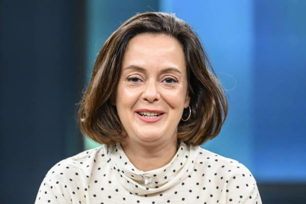 im Bild v.l.: Julia Löhr, Wirtschaftskorrespondentin, Frankfurter Allgemeine Zeitung, GER, Berlin, Studio, zu Gast bei - Caren Miosga, Polittalk, TV, Format, Das Erste, aus Berlin Adlershof - am Studio 20, Thema: Wie kommt die Regierung aus der Krise, Herr Söder? 11.10.2026, Copyright: HMBxMedia UwexKoch