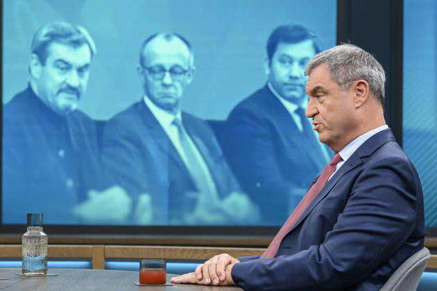 im Bild v.l.: Markus Söder, Ministerpräsident Bayern, CSU, GER, Berlin, Studio, zu Gast bei - Caren Miosga, Polittalk, TV, Format, Das Erste, aus Berlin Adlershof - am Studio 20, Thema: Wie kommt die Regierung aus der Krise, Herr Söder? 11.10.2026, Copyright: HMBxMedia UwexKoch