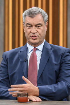 im Bild v.l.: Markus Söder, Ministerpräsident Bayern, CSU, GER, Berlin, Studio, zu Gast bei - Caren Miosga, Polittalk, TV, Format, Das Erste, aus Berlin Adlershof - am Studio 20, Thema: Wie kommt die Regierung aus der Krise, Herr Söder? 11.10.2026, Copyright: HMBxMedia UwexKoch