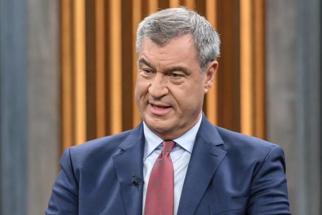 im Bild v.l.: Markus Söder, Ministerpräsident Bayern, CSU, GER, Berlin, Studio, zu Gast bei - Caren Miosga, Polittalk, TV, Format, Das Erste, aus Berlin Adlershof - am Studio 20, Thema: Wie kommt die Regierung aus der Krise, Herr Söder? 11.10.2026, Copyright: HMBxMedia UwexKoch