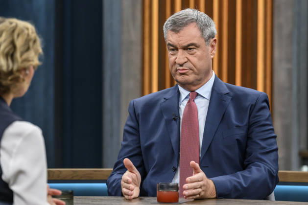 im Bild v.l.: Caren Miosga, Markus Söder, Ministerpräsident Bayern, CSU, GER, Berlin, Studio, zu Gast bei - Caren Miosga, Polittalk, TV, Format, Das Erste, aus Berlin Adlershof - am Studio 20, Thema: Wie kommt die Regierung aus der Krise, Herr Söder? 11.10.2026, Copyright: HMBxMedia UwexKoch