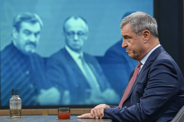im Bild v.l.: Markus Söder, Ministerpräsident Bayern, CSU, GER, Berlin, Studio, zu Gast bei - Caren Miosga, Polittalk, TV, Format, Das Erste, aus Berlin Adlershof - am Studio 20, Thema: Wie kommt die Regierung aus der Krise, Herr Söder? 11.10.2026, Copyright: HMBxMedia UwexKoch